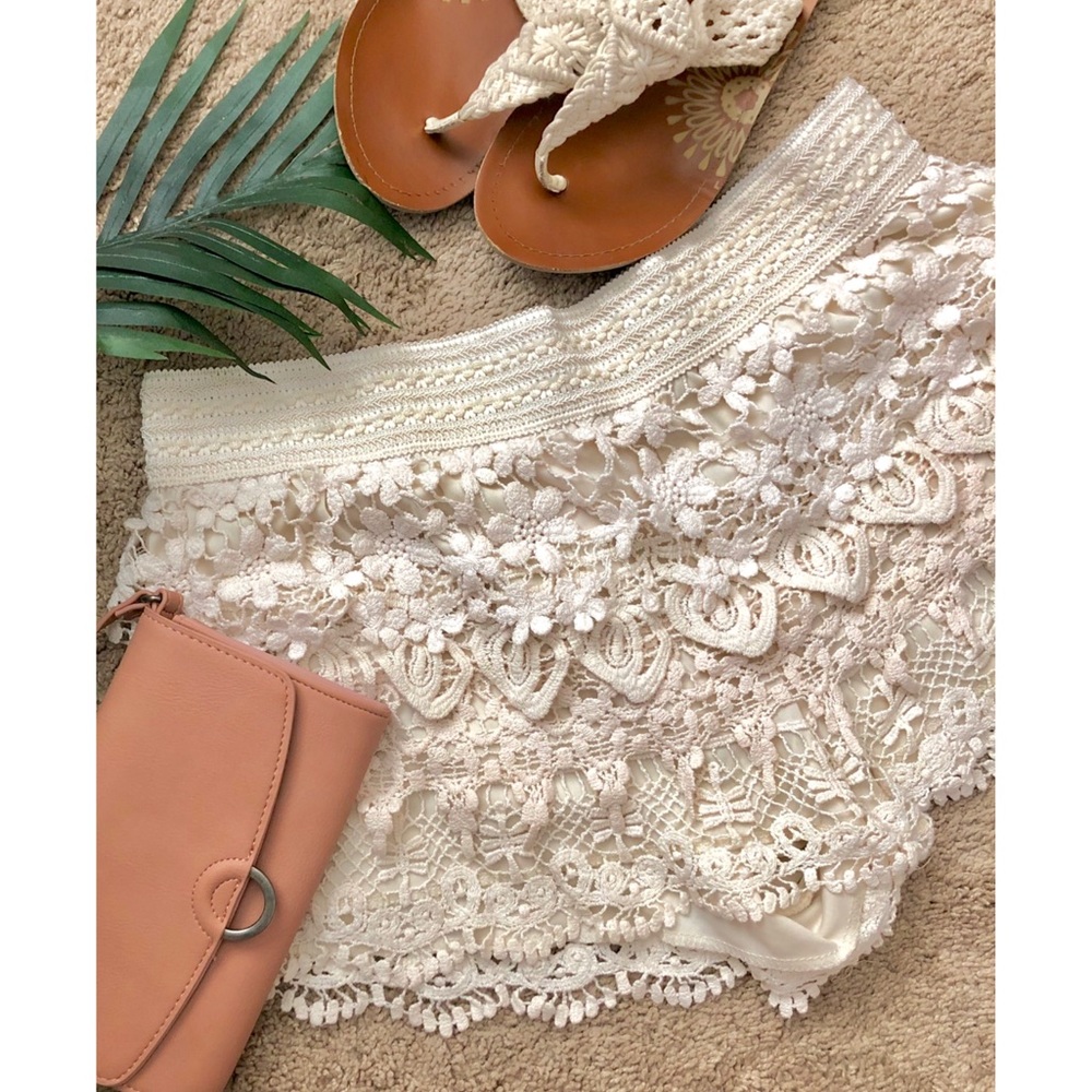 Stretchy Crochet Lace Shorts w/ Fitted Scallop Hem
